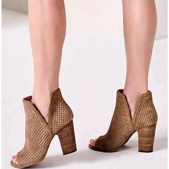 Lucky Brand Larise Tan Perforated Suede Ankle open toe Booties Size 8.5 - Picture 1 of 13